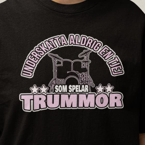 Svart - T-shirt -  Underskatta aldrig en tjej som spelar trummor