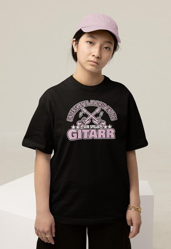 Svart - T-shirt -  Underskatta aldrig en tjej som spelar gitarr