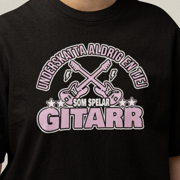 Svart - T-shirt -  Underskatta aldrig en tjej som spelar gitarr