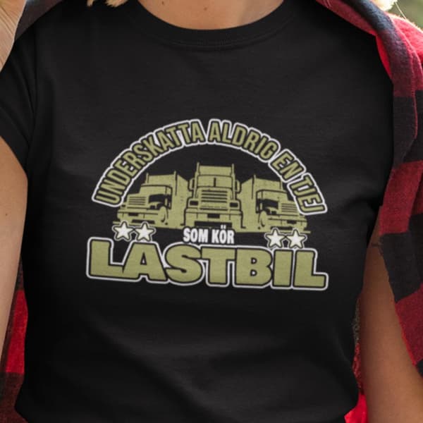 Svart - T-shirt -  Underskatta aldrig en tjej som kör lastbil