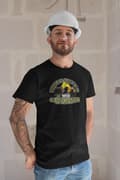 Miniatyrbild 2 av 4: Svart - T-shirt  Underskatta aldrig en kille som kör grävmaskin
