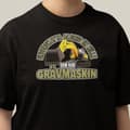 Miniatyrbild 1 av 4: Svart - T-shirt  Underskatta aldrig en kille som kör grävmaskin