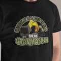 Miniatyrbild 1 av 2: Svart - T-shirt  Underskatta aldrig en kille som kör grävmaskin