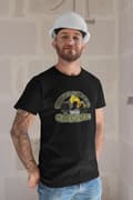 Miniatyrbild 2 av 2: Svart - T-shirt  Underskatta aldrig en kille som kör grävmaskin
