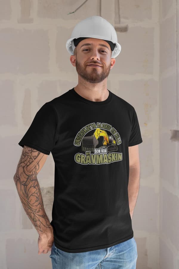 Svart - T-shirt  Underskatta aldrig en kille som kör grävmaskin
