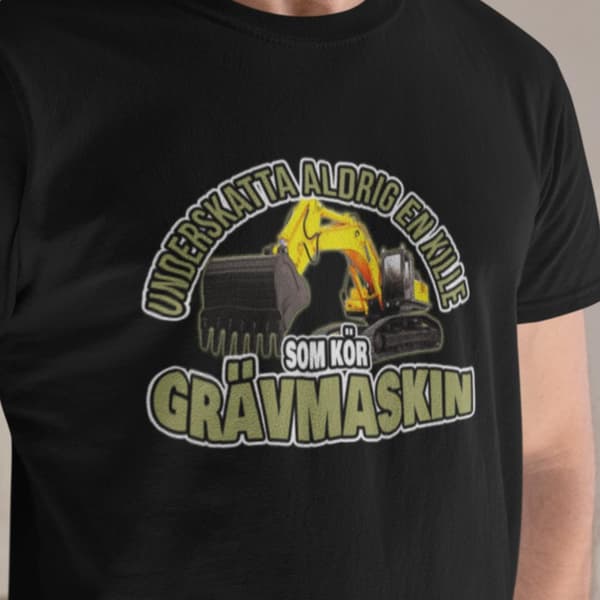 Svart - T-shirt  Underskatta aldrig en kille som kör grävmaskin