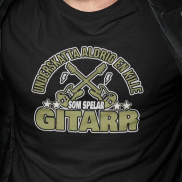Svart - T-shirt -  Underskatta aldrig en kille som spelar gitarr