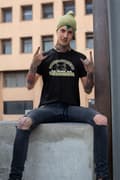 Miniatyrbild 2 av 2: Svart - T-shirt   Underskatta aldrig en kille som spelar trummor