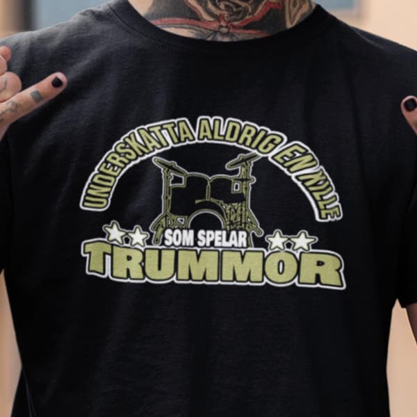 Svart - T-shirt   Underskatta aldrig en kille som spelar trummor