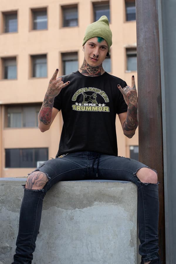 Svart - T-shirt   Underskatta aldrig en kille som spelar trummor