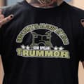 Miniatyrbild 1 av 2: Svart - T-shirt   Underskatta aldrig en kille som spelar trummor