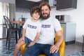 Miniatyrbild 3 av 3: Top Pappa vit t-shirt med coolt tryck fram. Top gun stil dad tröja