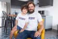 Miniatyrbild 3 av 3: Top Pappa vit t-shirt med coolt tryck fram. Top gun stil dad tröja