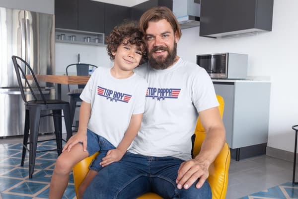 Top Pappa vit t-shirt med coolt tryck fram. Top gun stil dad tröja