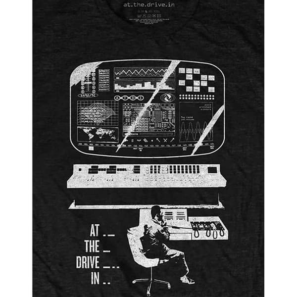 At The Drive In Unisex T-shirt i bomuld til voksne med skærm