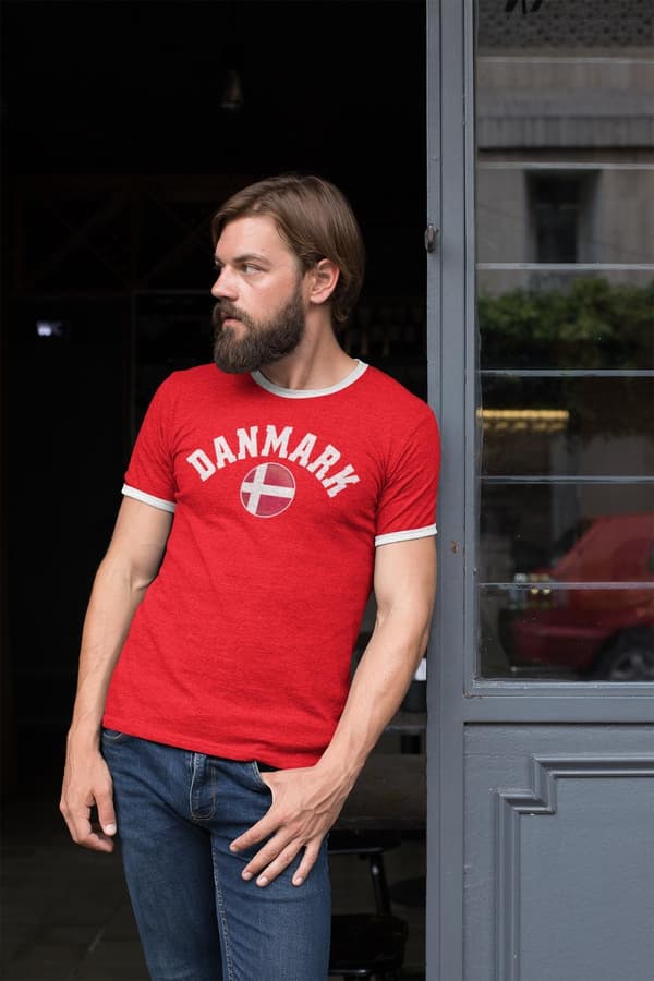 Röd tipped T-shirt med danmark supporter tryck ringer tröja