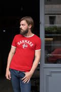 Miniatyrbild 3 av 4: Röd tipped T-shirt med danmark supporter tryck ringer tröja