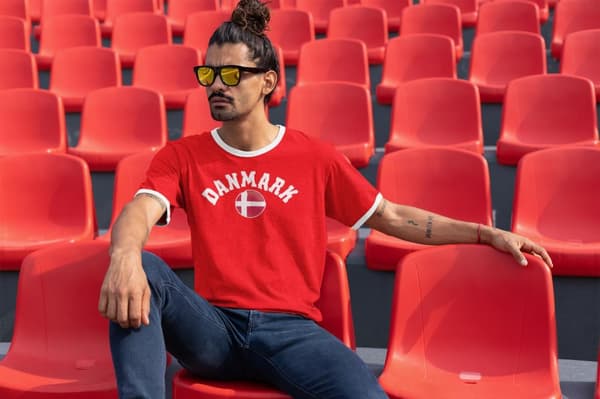 Röd tipped T-shirt med danmark supporter tryck ringer tröja