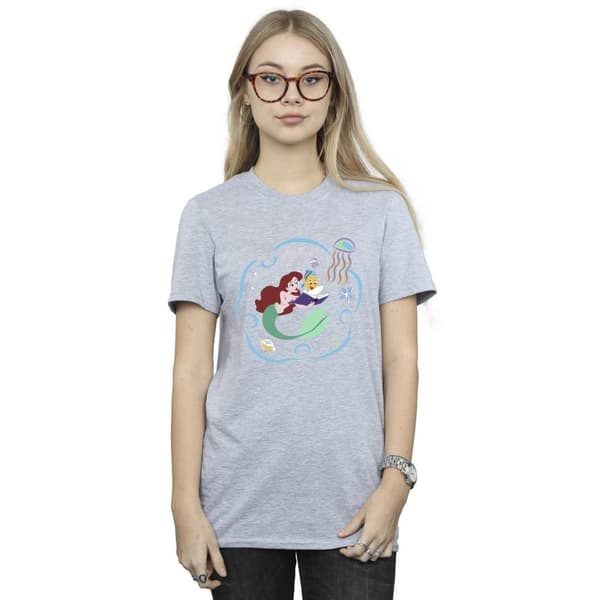 Disney Dam/Tjej Den lilla sjöjungfrun läser en bok Boyfriend-t-shirt i bomull