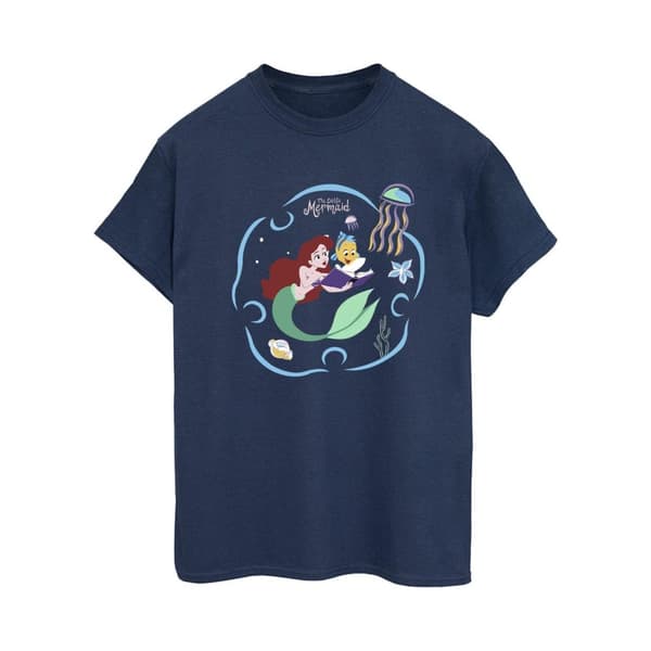 Disney Dam/Tjej Den lilla sjöjungfrun läser en bok Boyfriend-t-shirt i bomull