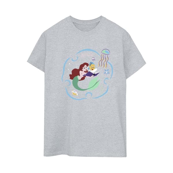 Disney Dam/Tjej Den lilla sjöjungfrun läser en bok Boyfriend-t-shirt i bomull