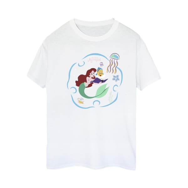 Disney Dam/Tjej Den lilla sjöjungfrun läser en bok Boyfriend-t-shirt i bomull