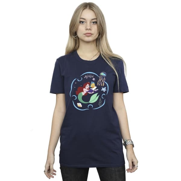 Disney Dam/Tjej Den lilla sjöjungfrun läser en bok Boyfriend-t-shirt i bomull