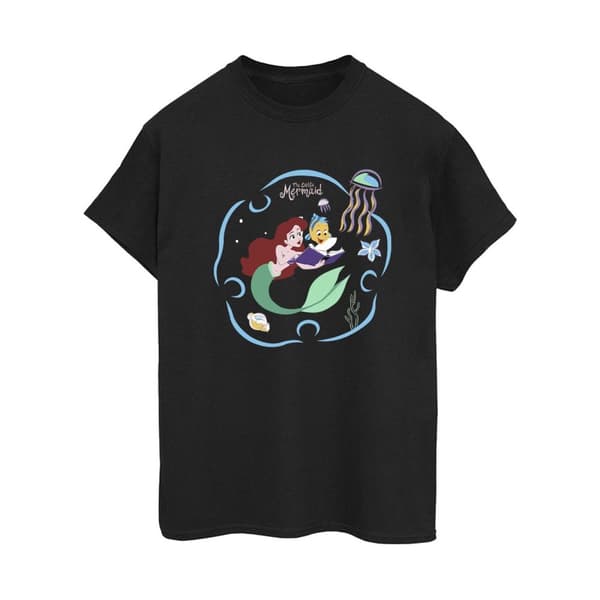 Disney Dam/Tjej Den lilla sjöjungfrun läser en bok Boyfriend-t-shirt i bomull