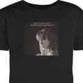 Miniatyrbild 1 av 4: Vuxen-T-shirt | Bekväm T-shirt för Vuxna Taylor Swift - the tortured poets department Svart Medium
