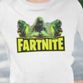 Miniatyrbild 5 av 5: Fortnite parody t-shirt - Vit tröja med full färg fartnite tryck