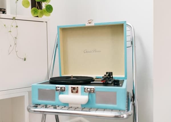 Classic Phono TT-110BUWH - Bluetooth® skivspelare med inbyggda högtalare - Blåvit