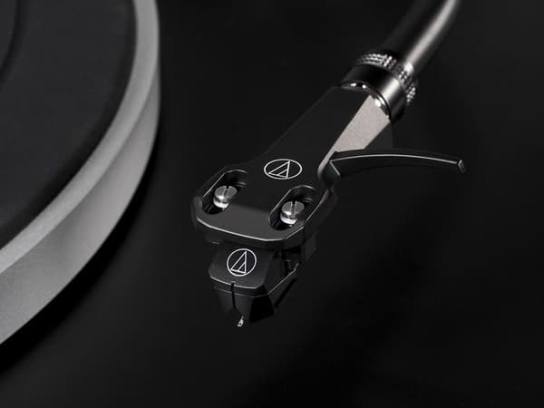 Audio-Technica AT-LP5X - 3-växlad direktdriven skivspelare (33-45-78 rpm) med AT-VM95E-patron, förförstärkare