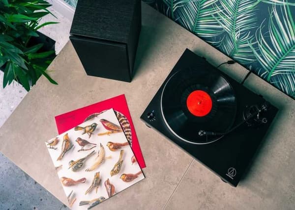 Audio-Technica AT-LP5X - 3-växlad direktdriven skivspelare (33-45-78 rpm) med AT-VM95E-patron, förförstärkare