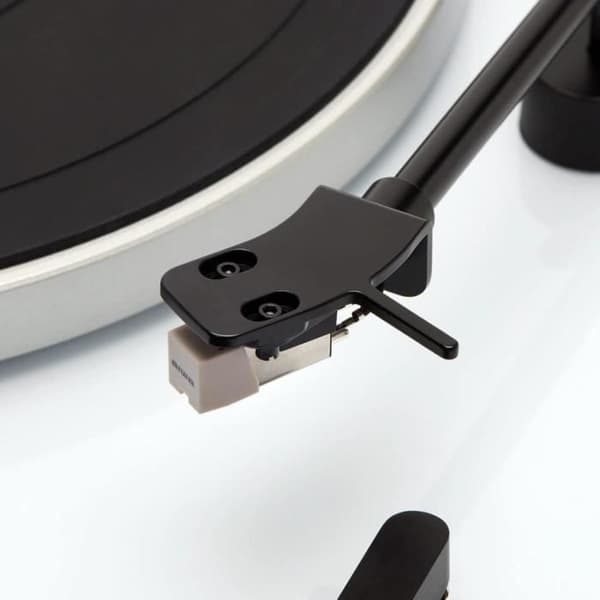 Aiwa APX-680BT/WT Bluetooth skivspelare vit 2 hastigheter 33/45 rpm, magnetiska aluminiumkapslar