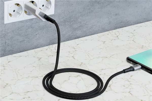 USB-C ™ - USB-A Tekstiilikaapeli metalliliittimillä (avaruudenharmaa / hopea) 0,5 m