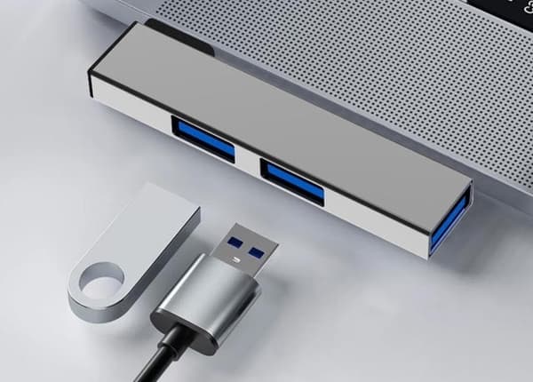 USB/USB-C Hubi – Monikäyttöinen ja Kompakti Sovitin