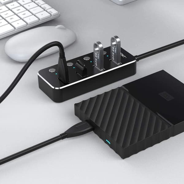 NÖRDIC-virtalähde 4-porttinen hub USB-C 3.0 5Gbps yksittäisellä kytkimellä 25cm kaapeli alumiinimusta virtalähteellä