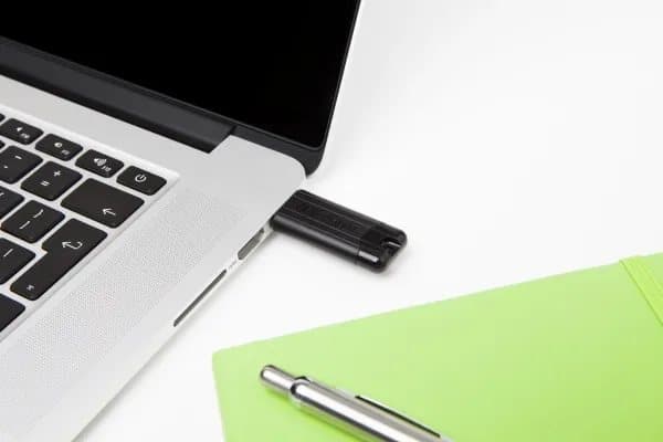 Verbatim PinStripe - USB flash-enhet - 256 GB - USB 3.2 Gen 1 - svart Svart