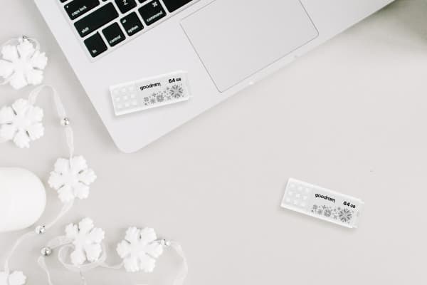 Goodram FLASHDRIVE 16GB UME2-WINTER WHITE USB 2.0, 16 GB, USB Type-A, 2.0, 20 MB/s, Med lokk, Flerfarget