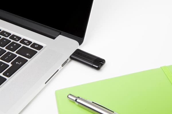 Verbatim Store 'n' Go PinStripe -V3.0 USB-minne - 32 GB Svart