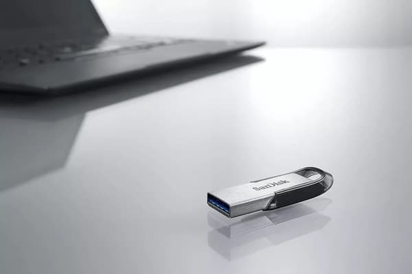 64 GB SanDisk Ultra Flair USB 3.0 Flash Drive