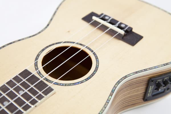 Reno RU320E Grand Concert Ukulele m. pickup og tuner - Natur