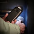 Miniatyrbild 3 av 3: Panasonic KX-TU550EXB Flip-mobiltelefon, 1,2 MP-kamera, 2,8" stor skärm, 300 timmars standbytid, svart