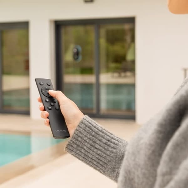 Cecotec 3-in-1 window robot cleaner: sprays, cleans, and dries. Includes app and remote control, to be able to control all the movements of the robot