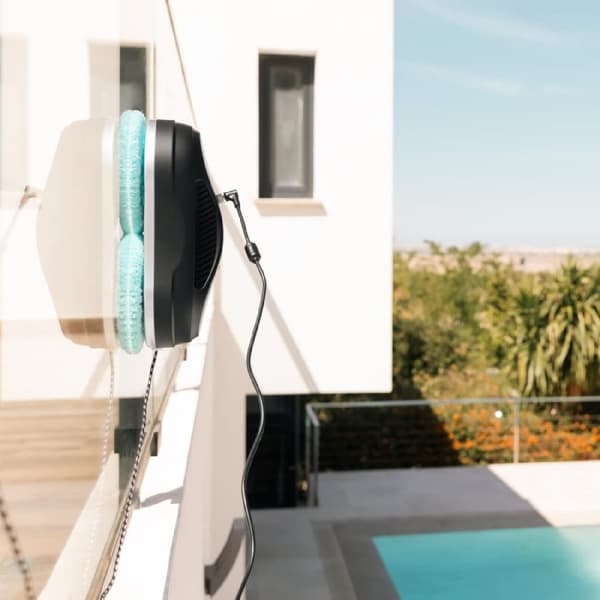 Cecotec 3-in-1 window robot cleaner: sprays, cleans, and dries. Includes app and remote control, to be able to control all the movements of the robot