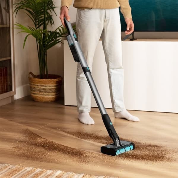Cecotec Scoba 2100 Twice upright vacuum cleaner with 210 W Digital Brushless motor and 20 kPa suction power. Autonomy of 45 minutes. 2 power levels.