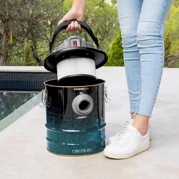 Cecotec Conga Ash 7000 Liberty ash vacuum cleaner, with 15-L capacity, 120 W, and great autonomy thanks to its 18 V battery.