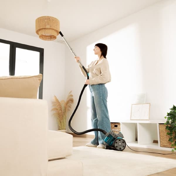 Cecotec 2 L bagless canister vacuum cleaner with 800 W of power.