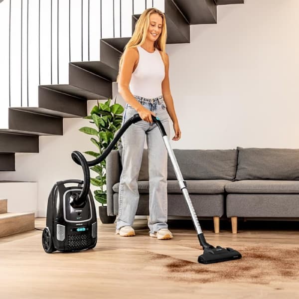 Cecotec 890-W canister vacuum cleaner. With bag. Maximum tank capacity of up to 4 L, with high-efficiency filtering system and metallic telescopic tu
