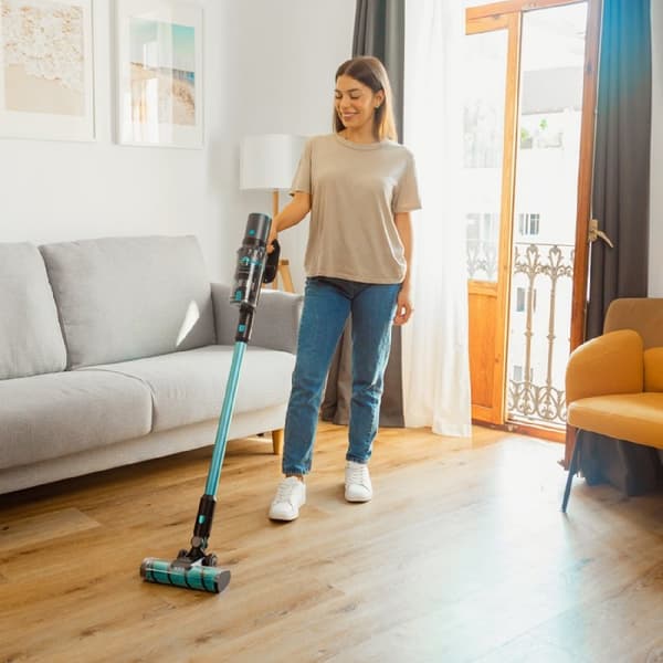 Cecotec 3-in-1 upright vacuum cleaner with parallel cyclone. 500 W, 30 kPa, and 150 aW power. 70-minute autonomy. Rigid tube and Jalisco brush.
